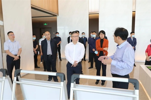 区委副书记、代区长刘学亮同志带队到新媒体产业基地调研
