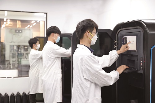 松江的上海普利生机电科技有限公司技术人员在操作微纳级3D打印设备