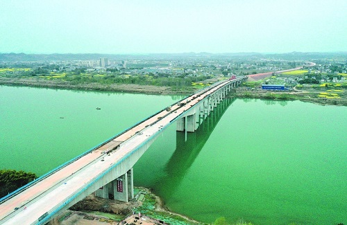 南充过境高速公路嘉陵江特大桥完成架梁