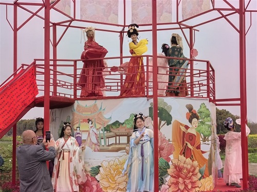 游客穿传统汉服可免票入园 第二届上海湾区牡丹节开幕
