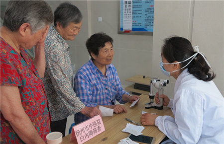 维扬开发区石油山庄社区开展白内障免费筛查活动