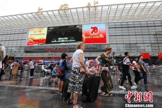 “十一”黄金周首日全国铁路迎来客流高峰