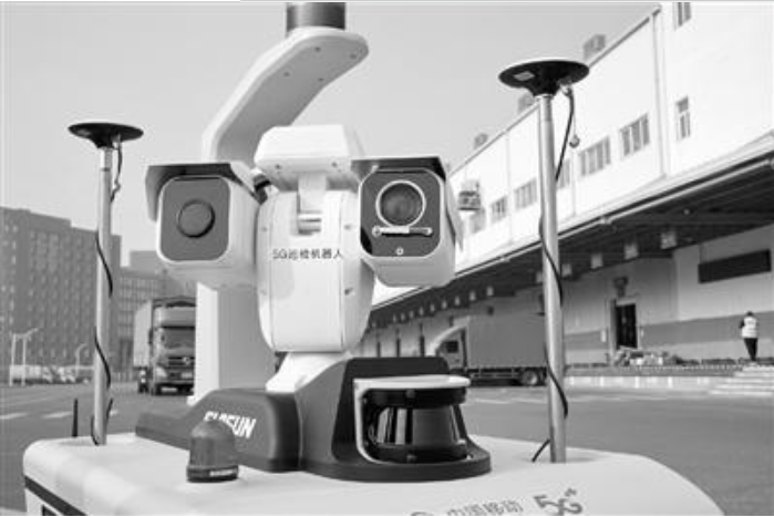 “亚洲一号”物流园机器人巡逻