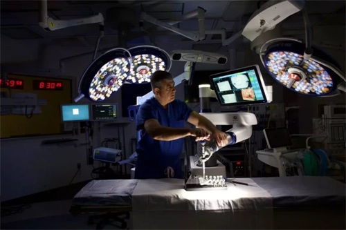 约翰·霍普金斯神经外科脊柱中心主任：机器人让手术更简单