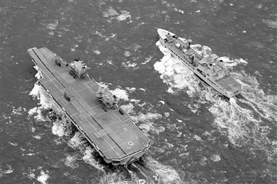 双航母同框展示，英国海军迎来高光时刻