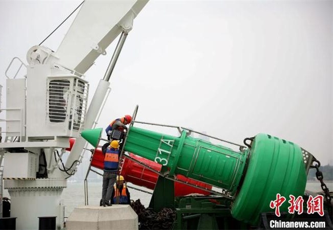 厦门东渡港水域航标换新颜 为“水上春运”保驾护航