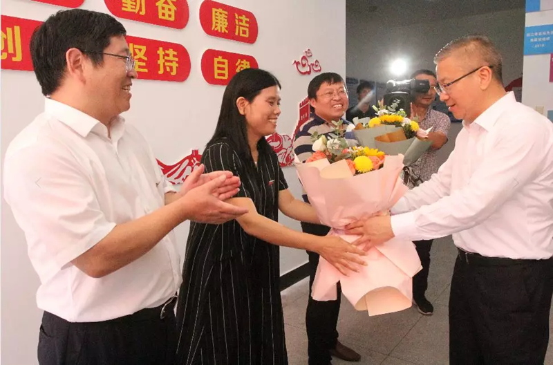 徐文光看望慰问一线教师代表，向全市教师致以节日问候