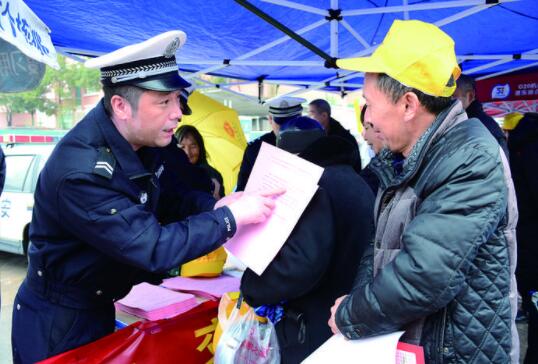 青田宣传交通安全 助老人平安出行