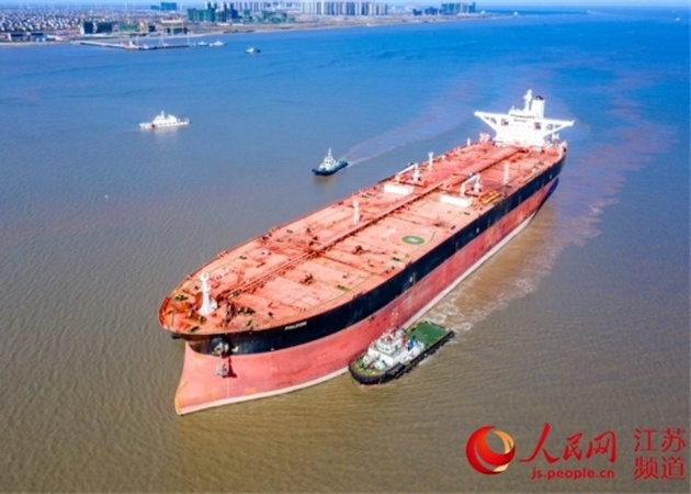长江口北支航道史上最大尺度和吨位船舶进港