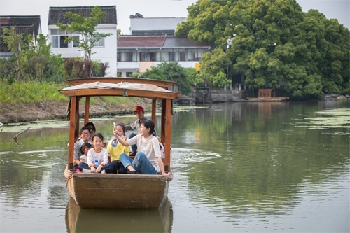 湖州南浔：特色小镇游受热捧