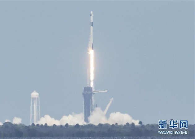 美国SpaceX载人龙飞船发射成功