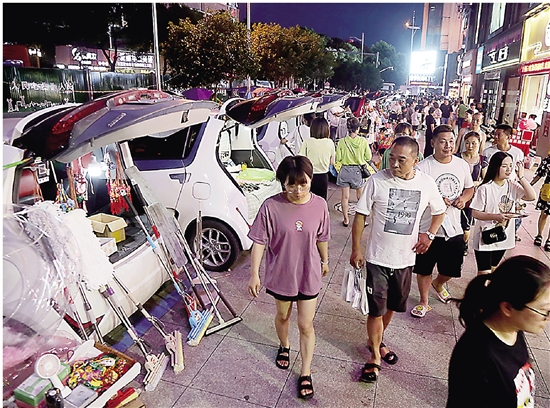 首届汽车后备箱集市开张