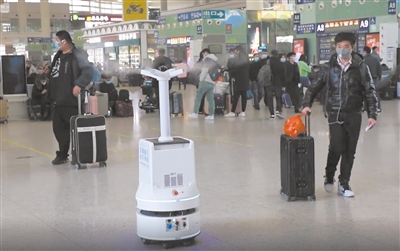 春运火车站自动消毒机器人“小布”实力上岗