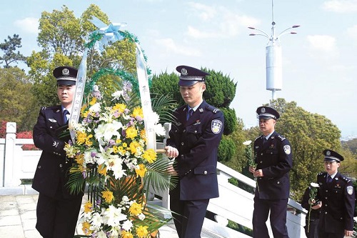 鲜花献英烈 哀思祭忠魂