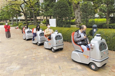 人行道上的自动行驶机器人“RakuRo”