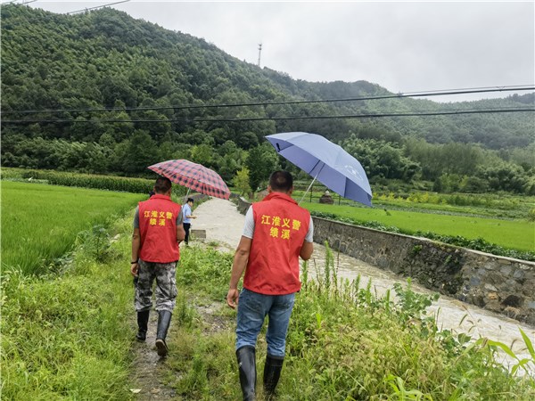 板桥头乡蜀水村：防范台风“烟花” 江淮义警开展河道巡查