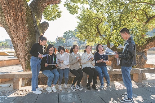 市纪委监委第二协作片纪检监察干部利用学习小组进行专题学习